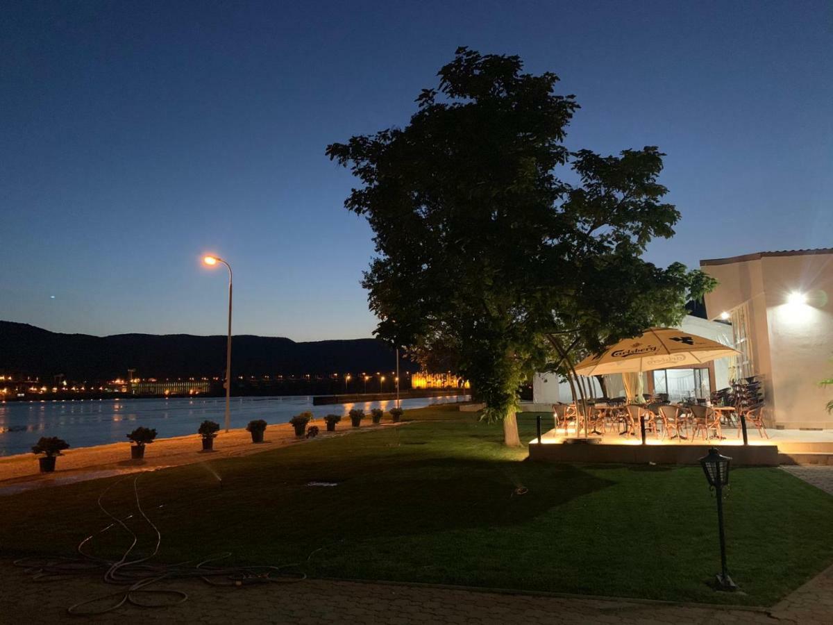 Riviera By Queens Hotel And Resort Gura Văii Dış mekan fotoğraf
