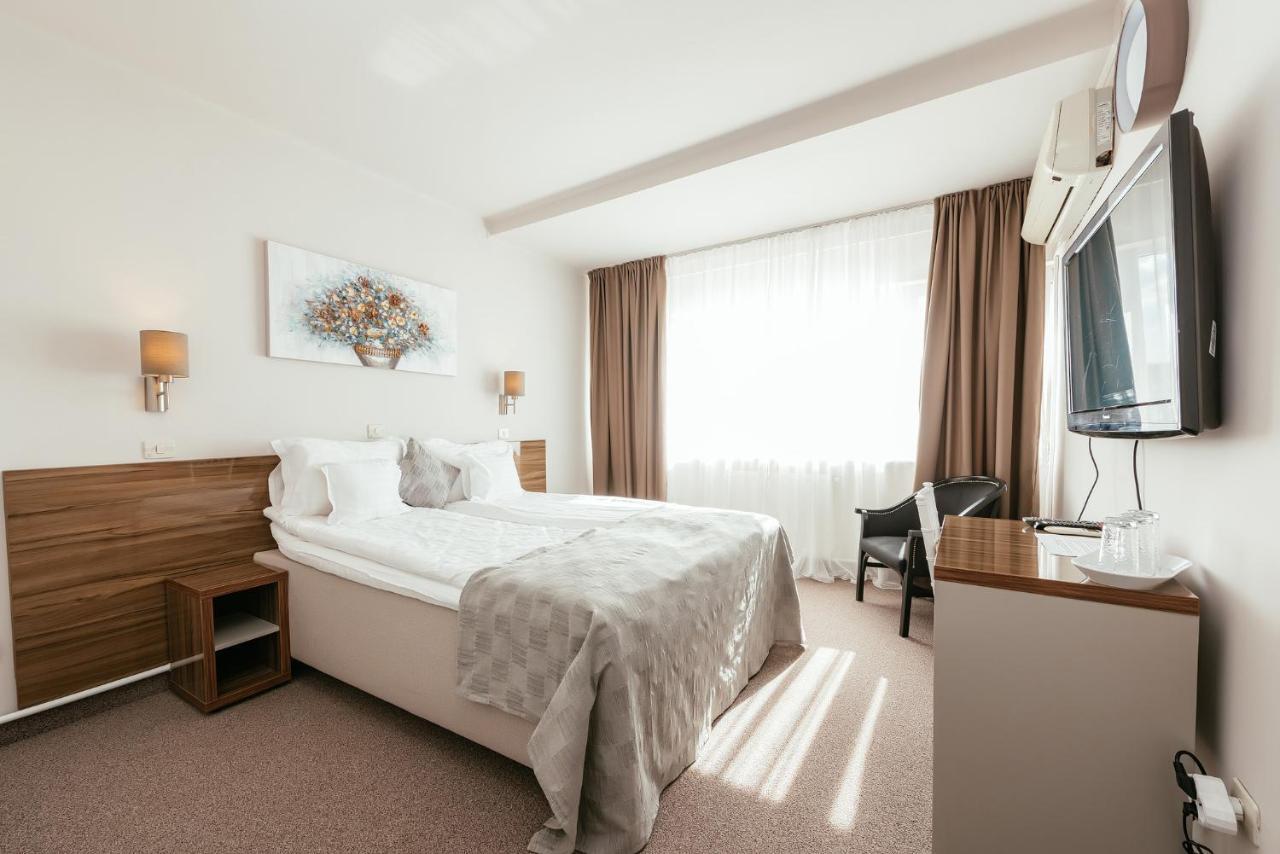 Riviera By Queens Hotel And Resort Gura Văii Dış mekan fotoğraf